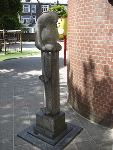 905359 Afbeelding van een hardstenen beeldje van een kikker bij een zij-ingang van de Montessorischool Buiten ...